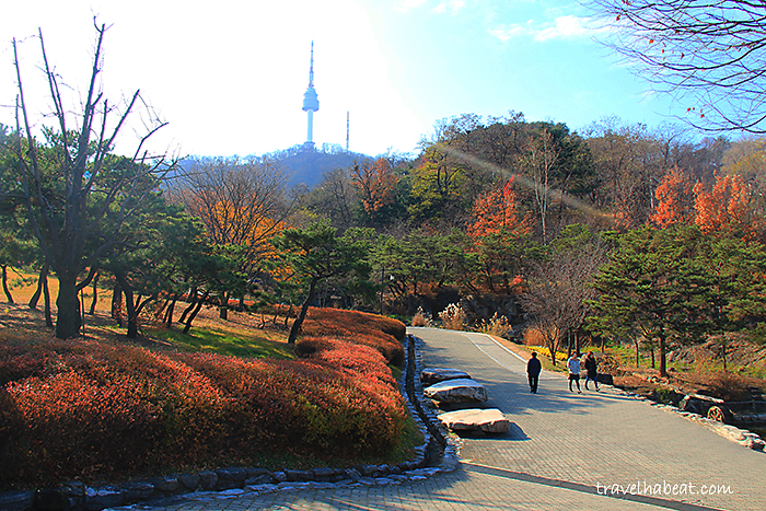 A beautiful stroll in  Namsangol Village.