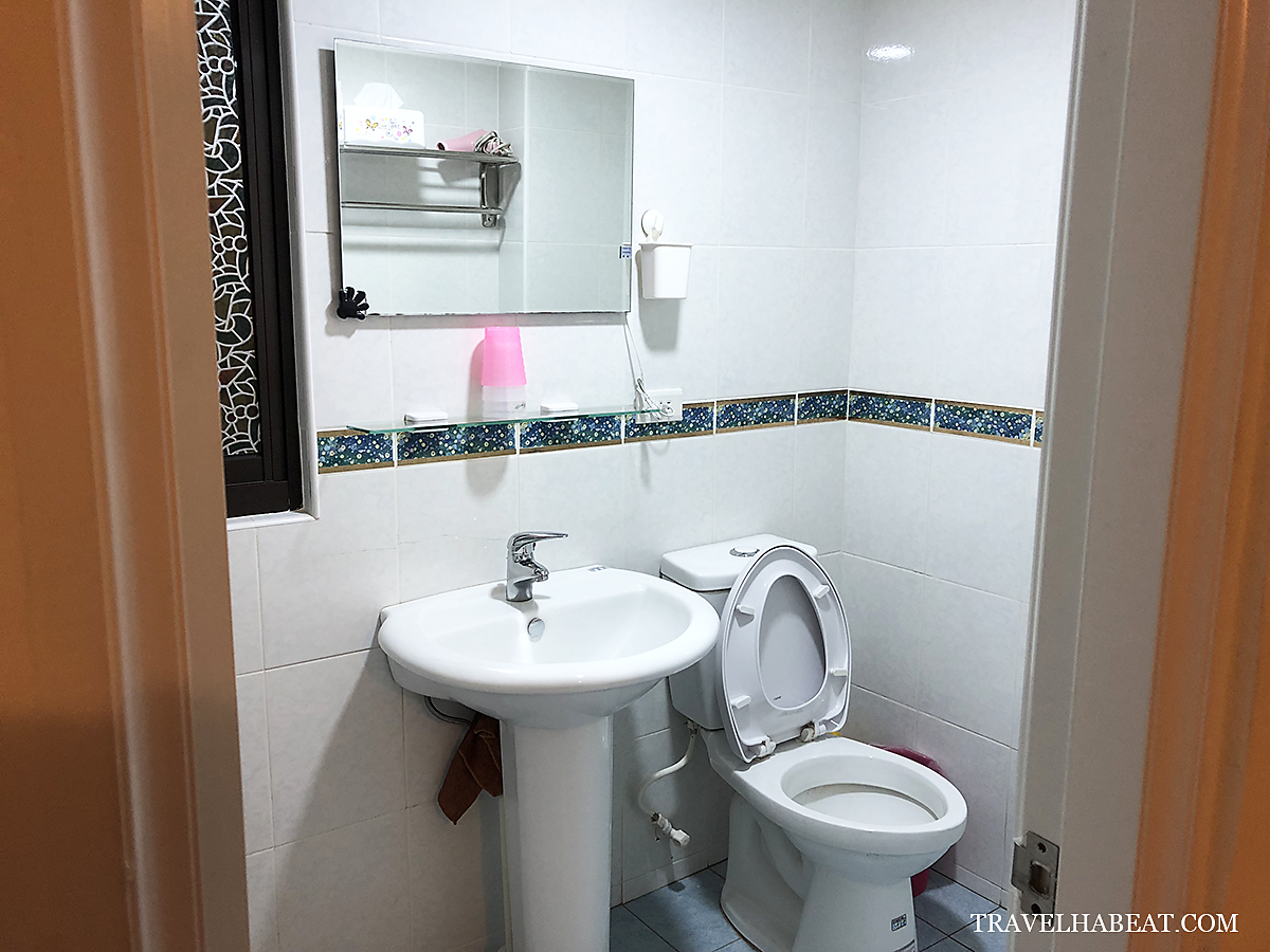 Clean bathroom.