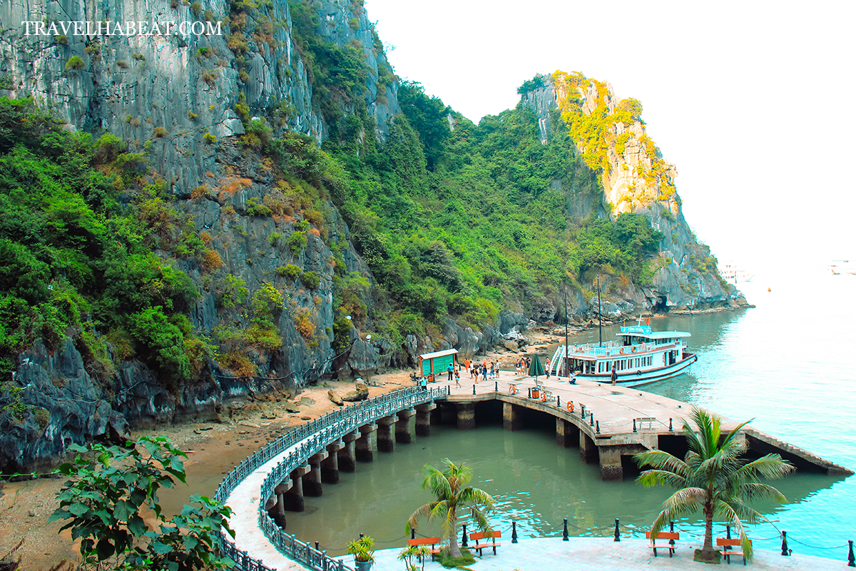 Path going to Thien Cung Cave.