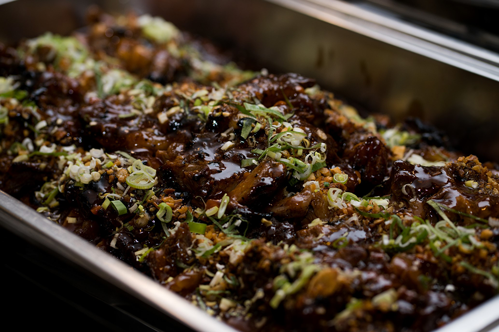Barbecue Beef Ribs with Black Pepper Sauce