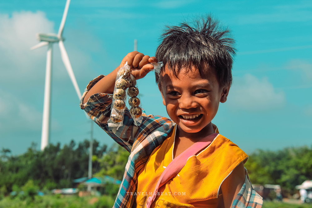Cheerful Onyok selling snacks.